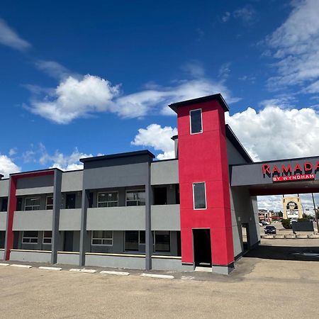 Ramada By Wyndham Медисин-Хат Экстерьер фото