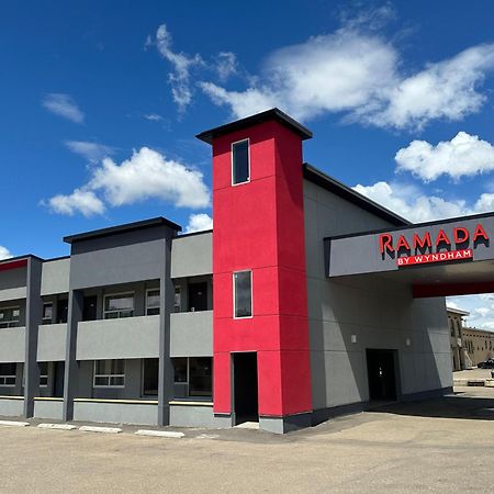 Ramada By Wyndham Медисин-Хат Экстерьер фото