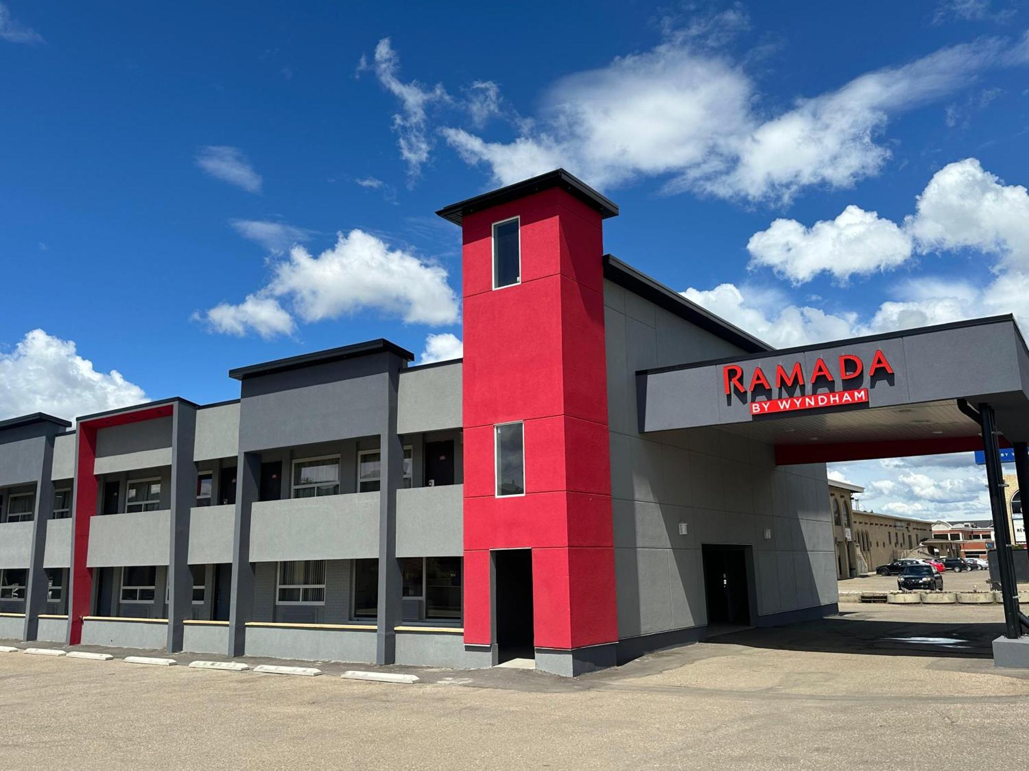 Ramada By Wyndham Медисин-Хат Экстерьер фото